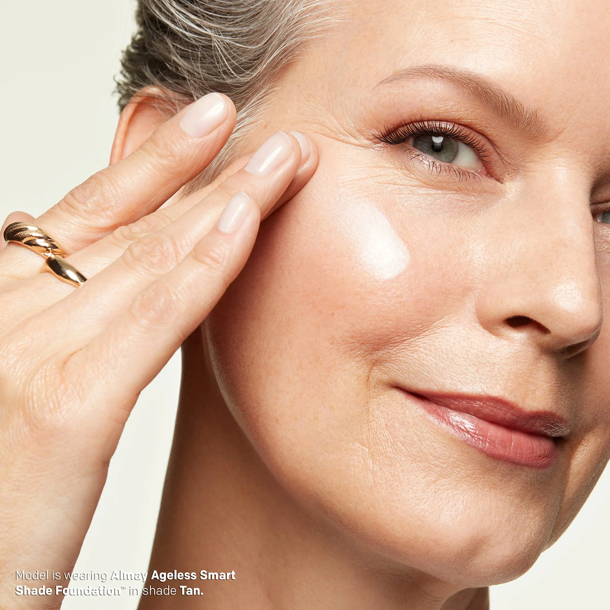 Almay Anti-Aging Foundation, Smart Shade Face Makeup with Hyaluronic Acid, Niacinamide, Vitamin C &amp; E, Hypoallergenic-Fragrance Free, 100 Light, 1 Fl Oz (Pack of 1) 1 Fl Oz (Pack of 1)